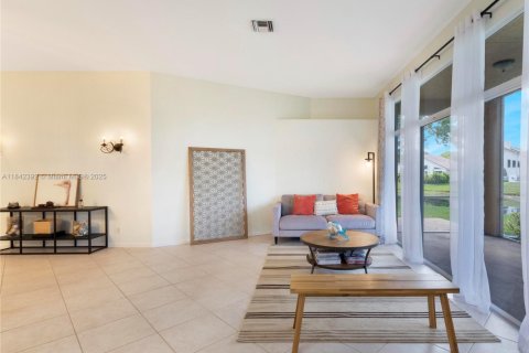 House in Greenacres, Florida 3 bedrooms, 222.32 sq.m. № 1836346 - photo 12