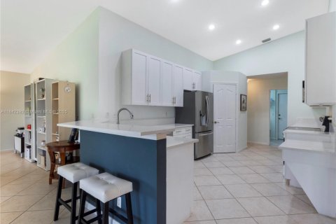 House in Greenacres, Florida 3 bedrooms, 222.32 sq.m. № 1836346 - photo 29