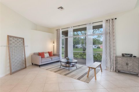House in Greenacres, Florida 3 bedrooms, 222.32 sq.m. № 1836346 - photo 11