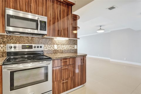 Condominio en alquiler en Hallandale Beach, Florida, 2 dormitorios, 118.91 m2 № 1993779 - foto 7