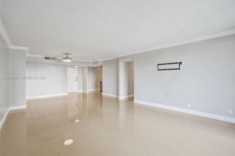 Condominio en alquiler en Hallandale Beach, Florida, 2 dormitorios, 118.91 m2 № 1993779 - foto 9