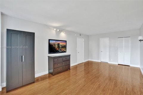 Condominio en alquiler en Hallandale Beach, Florida, 2 dormitorios, 118.91 m2 № 1993779 - foto 17