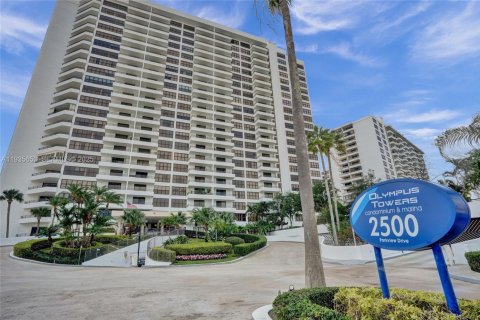 Condominio en alquiler en Hallandale Beach, Florida, 2 dormitorios, 118.91 m2 № 1993779 - foto 1
