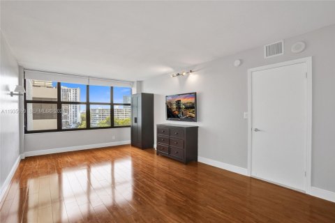 Condominio en alquiler en Hallandale Beach, Florida, 2 dormitorios, 118.91 m2 № 1993779 - foto 16