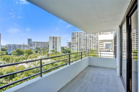 Condominio en alquiler en Hallandale Beach, Florida, 2 dormitorios, 118.91 m2 № 1993779 - foto 29