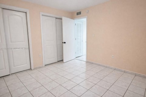Condo in North Miami Beach, Florida, 2 bedrooms  № 1994734 - photo 11