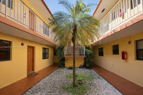 Condo in North Miami Beach, Florida, 2 bedrooms  № 1994734 - photo 2