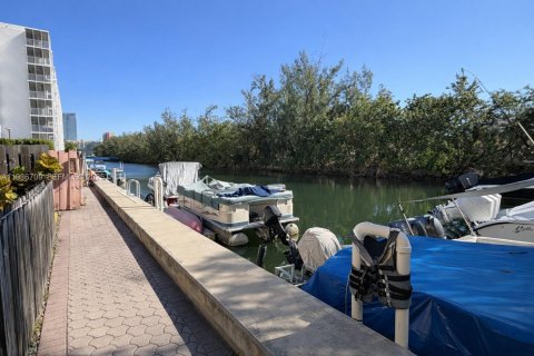 Condo in North Miami Beach, Florida, 2 bedrooms  № 1994734 - photo 13