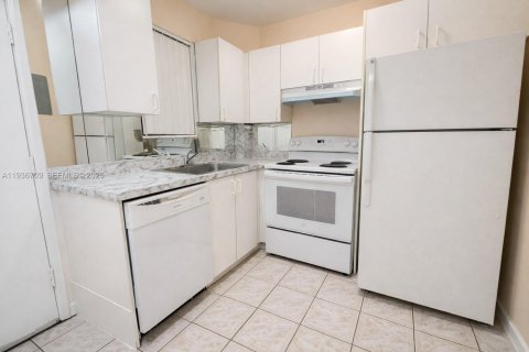 Condo in North Miami Beach, Florida, 2 bedrooms  № 1994734 - photo 4