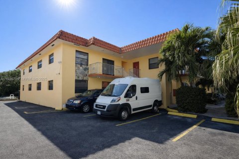 Condo in North Miami Beach, Florida, 2 bedrooms  № 1994734 - photo 1