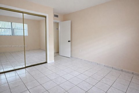 Condo in North Miami Beach, Florida, 2 bedrooms  № 1994734 - photo 9