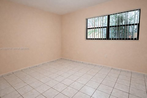 Condo in North Miami Beach, Florida, 2 bedrooms  № 1994734 - photo 10