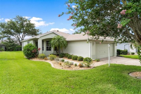House in Tavares, Florida 2 bedrooms, 170.38 sq.m. № 1820636 - photo 1