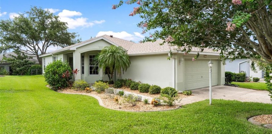 House in Tavares, Florida 2 bedrooms, 170.38 sq.m. № 1820636