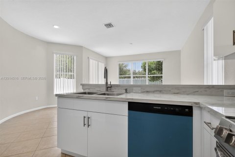 Villa ou maison à louer à Miramar, Floride: 4 chambres, 209.96 m2 № 2076505 - photo 17