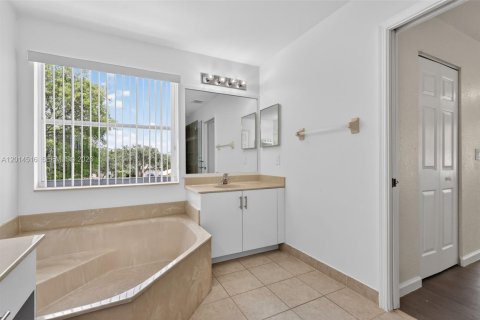 Villa ou maison à louer à Miramar, Floride: 4 chambres, 209.96 m2 № 2076505 - photo 28