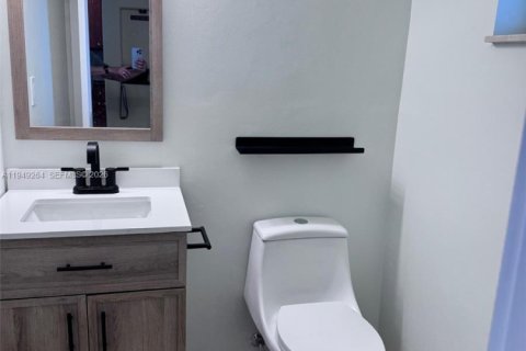 Condo in Coral Gables, Florida, 1 bedroom  № 2007598 - photo 16