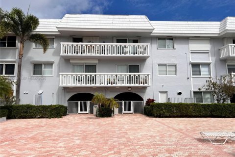 Condo in Coral Gables, Florida, 1 bedroom  № 2007598 - photo 3