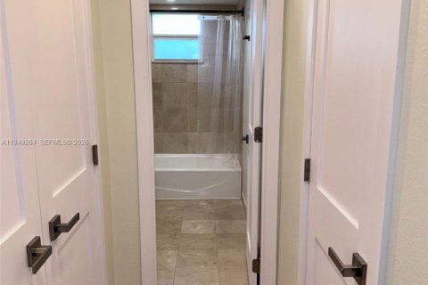 Condo in Coral Gables, Florida, 1 bedroom  № 2007598 - photo 19