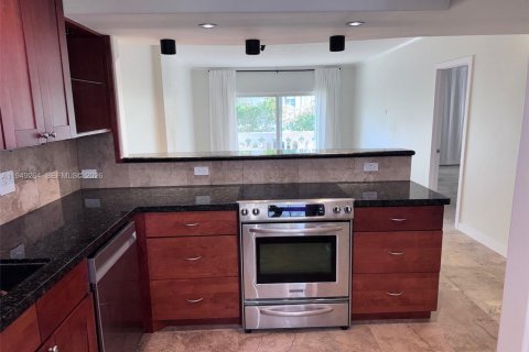 Condo in Coral Gables, Florida, 1 bedroom  № 2007598 - photo 7