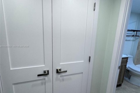 Condo in Coral Gables, Florida, 1 bedroom  № 2007598 - photo 20