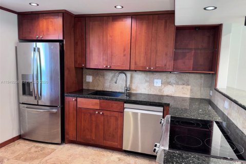 Condo in Coral Gables, Florida, 1 bedroom  № 2007598 - photo 10