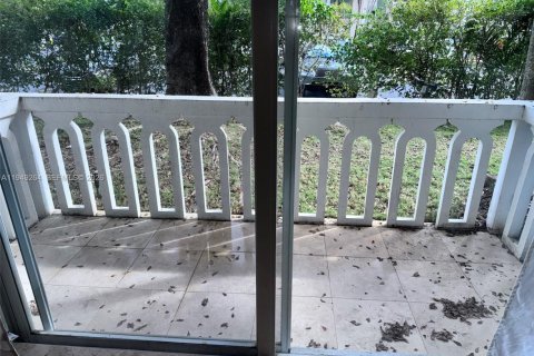 Condo in Coral Gables, Florida, 1 bedroom  № 2007598 - photo 27