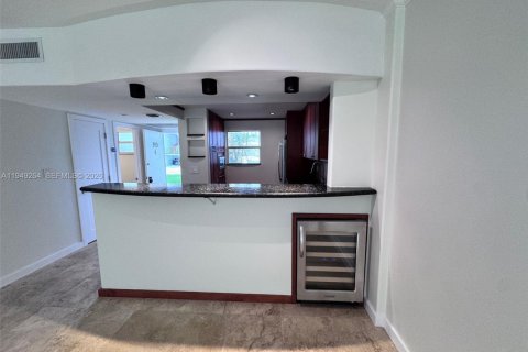 Condo in Coral Gables, Florida, 1 bedroom  № 2007598 - photo 5