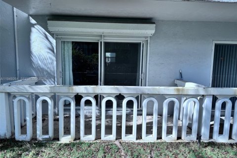 Condo in Coral Gables, Florida, 1 bedroom  № 2007598 - photo 30