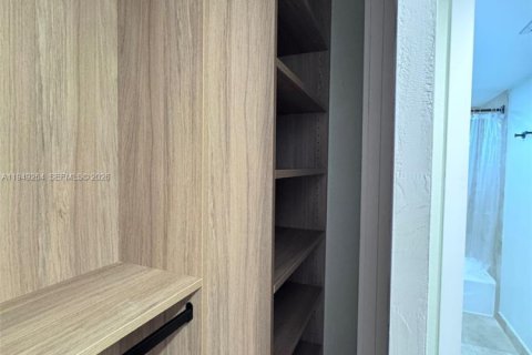 Condo in Coral Gables, Florida, 1 bedroom  № 2007598 - photo 21