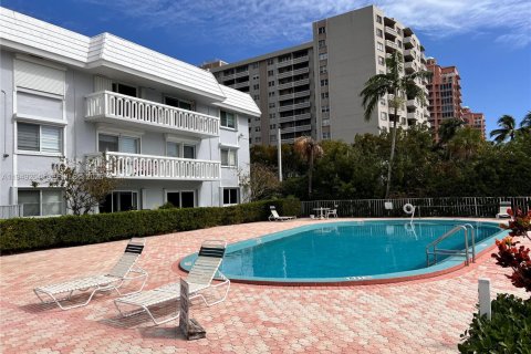 Condo in Coral Gables, Florida, 1 bedroom  № 2007598 - photo 2