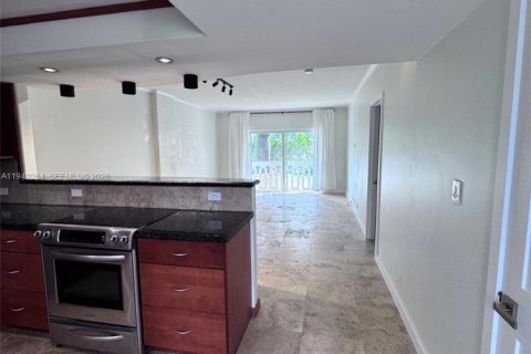 Condo in Coral Gables, Florida, 1 bedroom  № 2007598 - photo 6