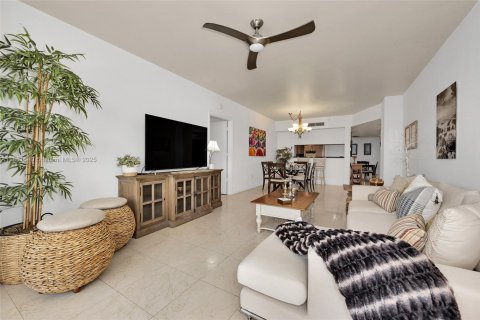 Copropriété à vendre à Surfside, Floride: 2 chambres, 139.35 m2 № 1963116 - photo 9