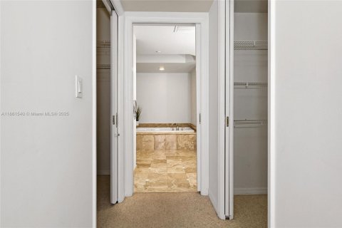 Copropriété à vendre à Surfside, Floride: 2 chambres, 139.35 m2 № 1963116 - photo 20