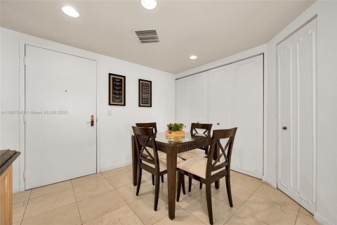 Copropriété à vendre à Surfside, Floride: 2 chambres, 139.35 m2 № 1963116 - photo 16