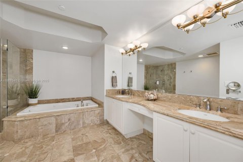 Copropriété à vendre à Surfside, Floride: 2 chambres, 139.35 m2 № 1963116 - photo 21