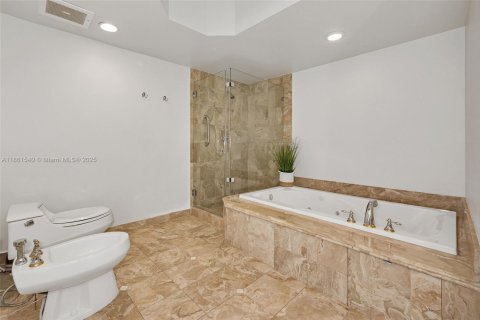 Copropriété à vendre à Surfside, Floride: 2 chambres, 139.35 m2 № 1963116 - photo 22