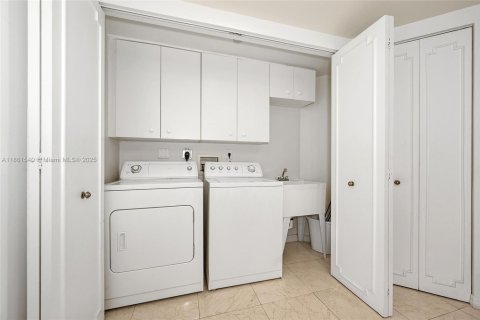 Copropriété à vendre à Surfside, Floride: 2 chambres, 139.35 m2 № 1963116 - photo 17