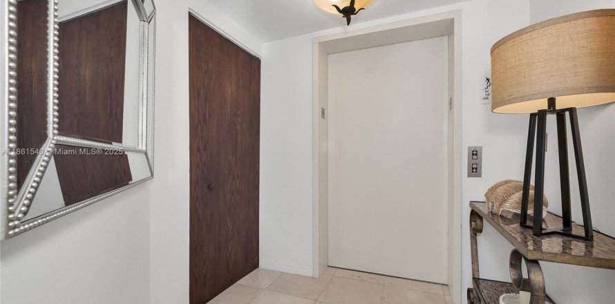 Condo à Surfside, Floride, 2 chambres  № 1963116