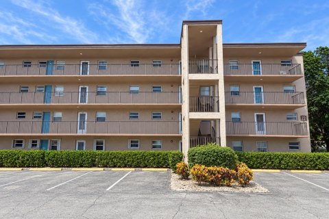 Condo in Palm Springs, Florida, 1 bedroom  № 2365828