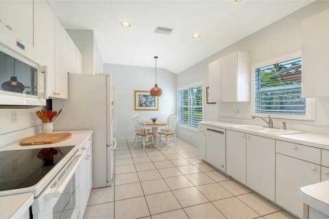 House in Sarasota, Florida 2 bedrooms, 184.97 sq.m. № 2096951 - photo 20