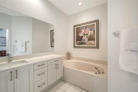 House in Sarasota, Florida 2 bedrooms, 184.97 sq.m. № 2096951 - photo 28