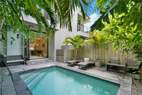 Townhouse in Miami, Florida 3 bedrooms, 168.8 sq.m. № 1944489 - photo 1