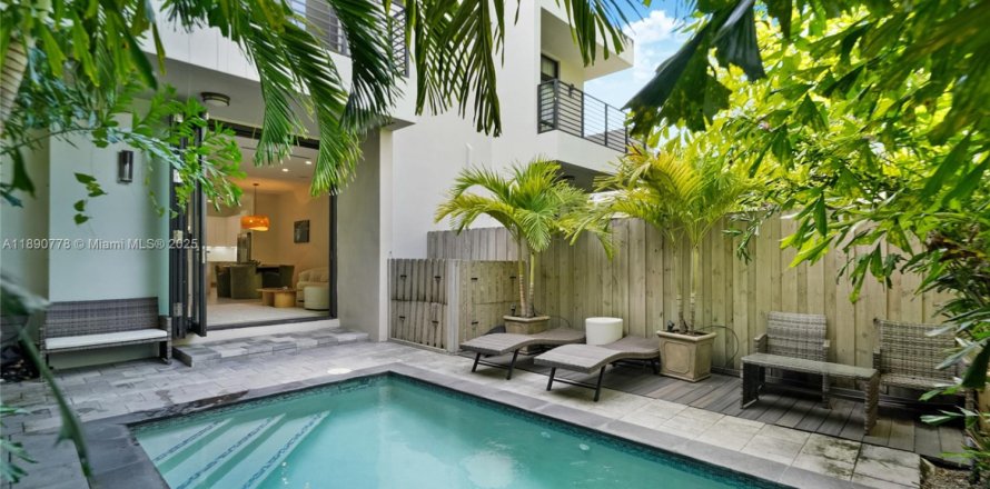 Townhouse in Miami, Florida 3 bedrooms, 168.8 sq.m. № 1944489