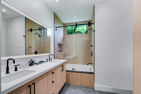 Townhouse in Miami, Florida 3 bedrooms, 168.8 sq.m. № 1944489 - photo 10