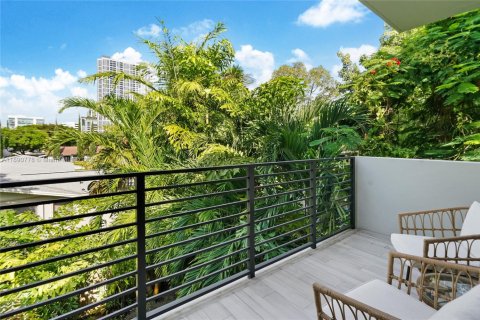 Townhouse in Miami, Florida 3 bedrooms, 168.8 sq.m. № 1944489 - photo 9