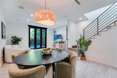 Townhouse in Miami, Florida 3 bedrooms, 168.8 sq.m. № 1944489 - photo 6
