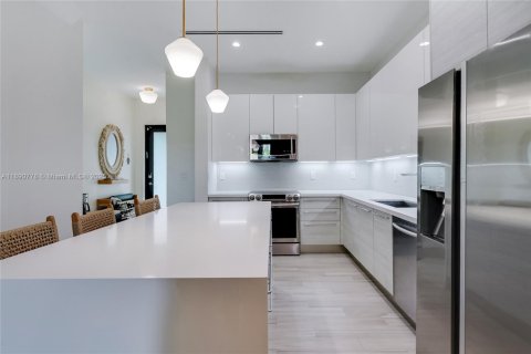 Townhouse in Miami, Florida 3 bedrooms, 168.8 sq.m. № 1944489 - photo 4