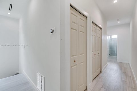 Townhouse in Miami, Florida 3 bedrooms, 168.8 sq.m. № 1944489 - photo 7