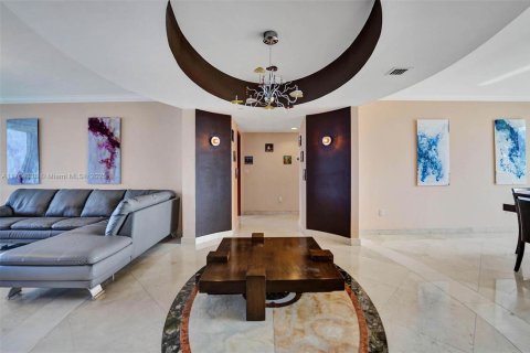 Condo in Sunny Isles Beach, Florida, 3 bedrooms  № 1575364 - photo 1